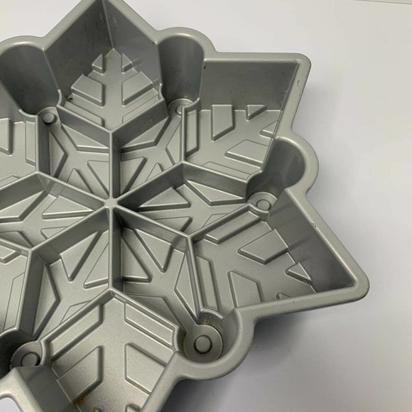 Nordic Ware Disney Frozen 2 Cast Snowflake Pull Apart Bundt Cake Pan 6 cups - Picture 9 of 12
